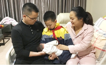 怀孕的妈妈突然羊水破了 11岁的他沉着处理…