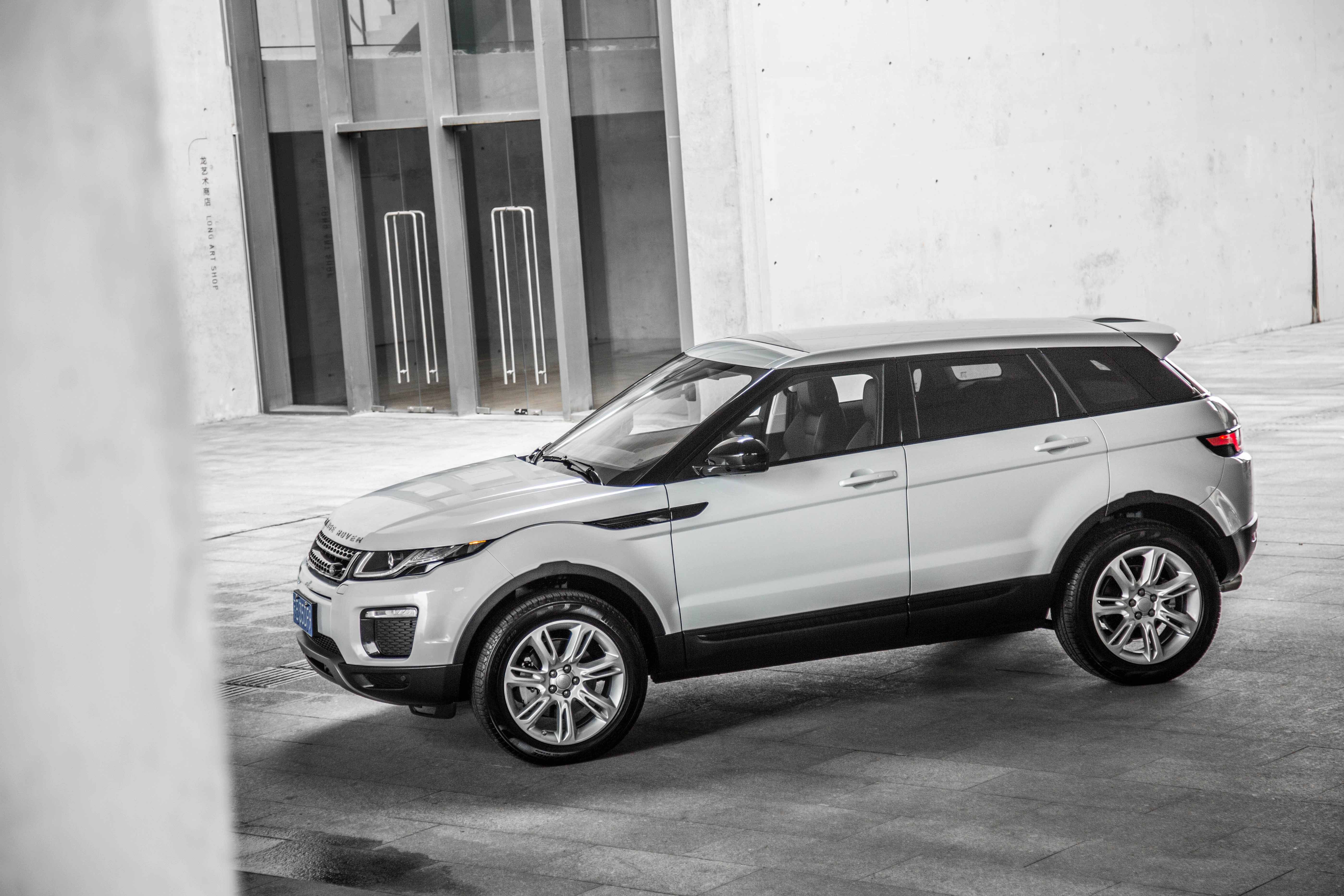 在车灯设计上,揽胜极光减去了圆形大灯的委婉繁复,用更凌厉的方形线条