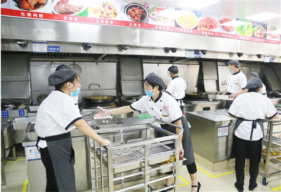 工作人员在4d食堂有序地忙碌着.通讯员 陈素琴 摄