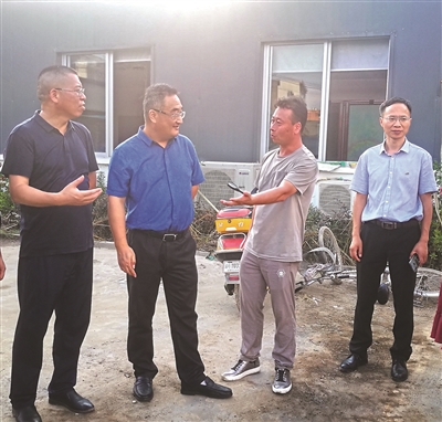 温州,乐清市总领导慰问重灾单位大荆镇卫生院.