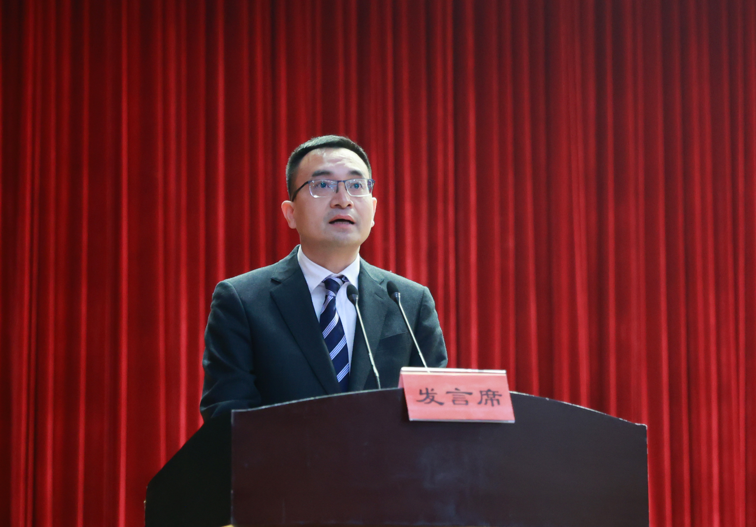 市长徐建兵传达温州市"六比争先"强执行开新局大会精神,市领导胡成剑