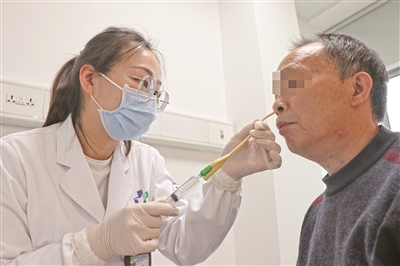 夏师傅今年62岁,两个多月前突发吞咽困难伴右侧肢体麻木,随后前往温州