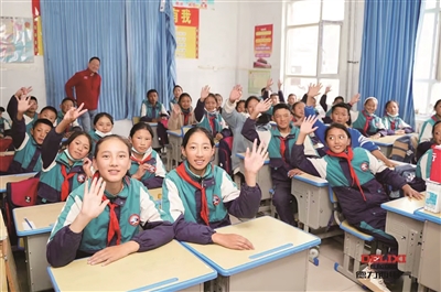 给理县学子送爱心校服,到大荆开展助学结对活动,到北白象镇三山中学送