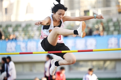 青春在运动中飞扬乐清市中小学生田径运动会举行跳高比赛